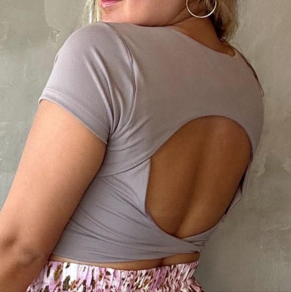 Women’s Gray Short Sleeve Top Open Back  Size Large Casual Stretch Tee - Picture 4 of 10